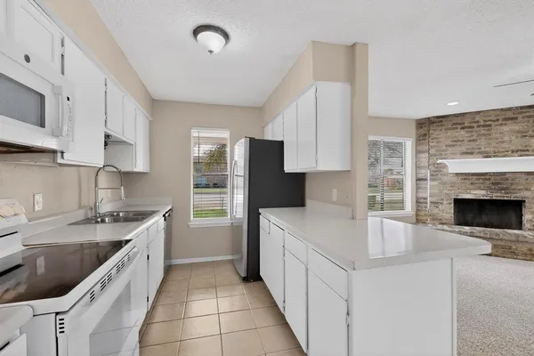 $1,800 | 913 West Rochelle Road, Irving, TX 75062