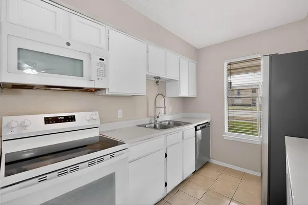 $1,800 | 913 West Rochelle Road, Irving, TX 75062