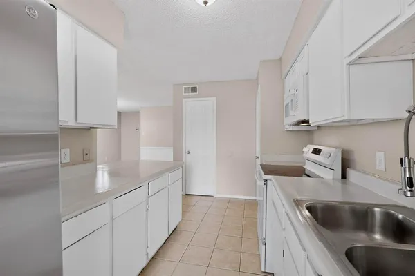 $1,800 | 913 West Rochelle Road, Irving, TX 75062