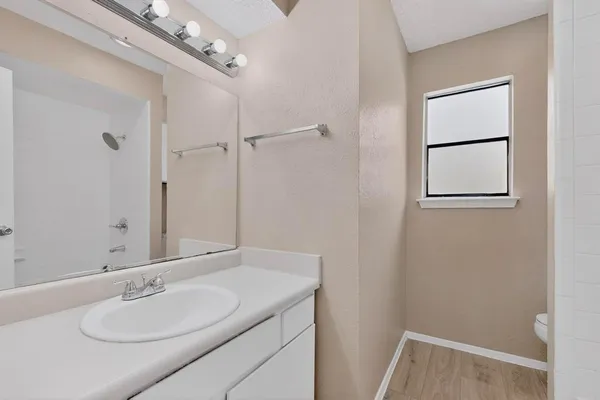 $1,800 | 913 West Rochelle Road, Irving, TX 75062