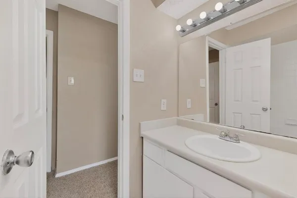 $1,800 | 913 West Rochelle Road, Irving, TX 75062