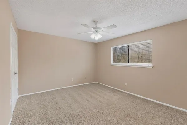 $1,800 | 913 West Rochelle Road, Irving, TX 75062