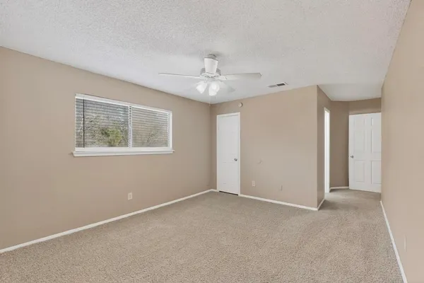 $1,800 | 913 West Rochelle Road, Irving, TX 75062