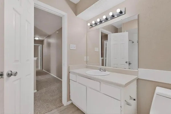 $1,800 | 913 West Rochelle Road, Irving, TX 75062