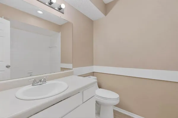 $1,800 | 913 West Rochelle Road, Irving, TX 75062