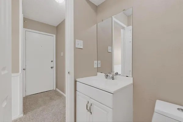 $1,800 | 913 West Rochelle Road, Irving, TX 75062