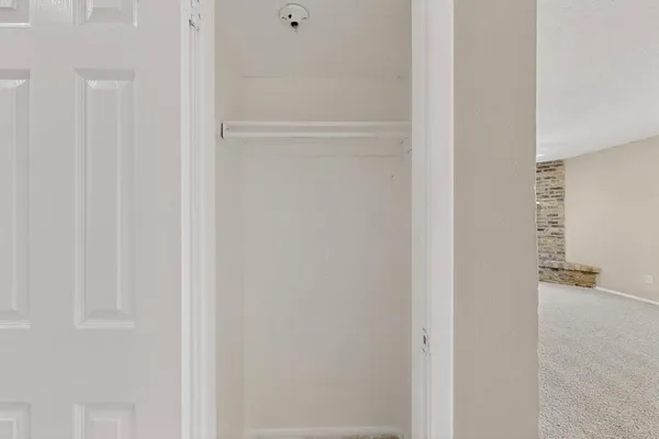 $1,800 | 913 West Rochelle Road, Irving, TX 75062