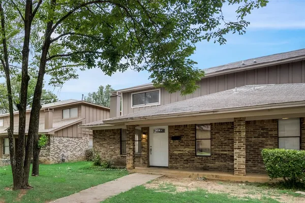 $1,800 | 913 West Rochelle Road, Irving, TX 75062