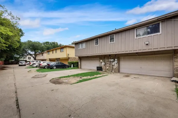 $1,800 | 913 West Rochelle Road, Irving, TX 75062