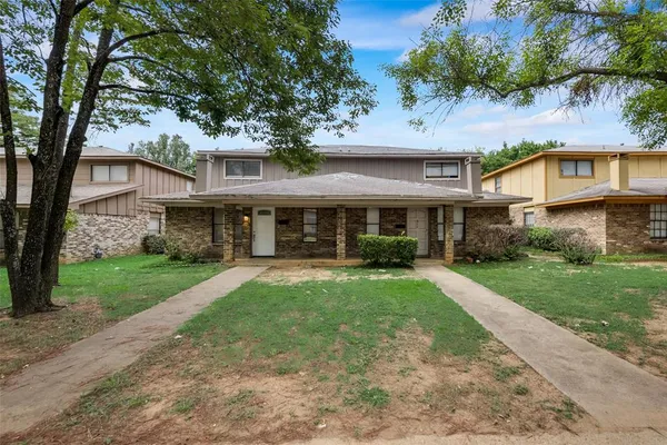 $1,800 | 913 West Rochelle Road, Irving, TX 75062