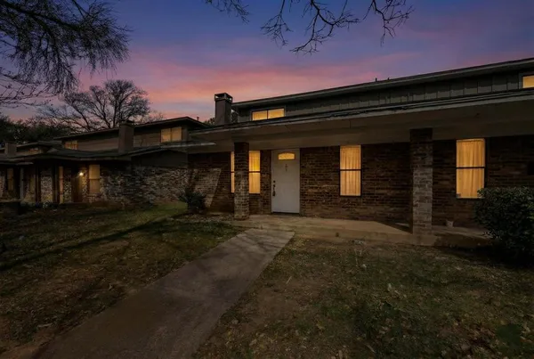 $1,800 | 913 West Rochelle Road, Irving, TX 75062