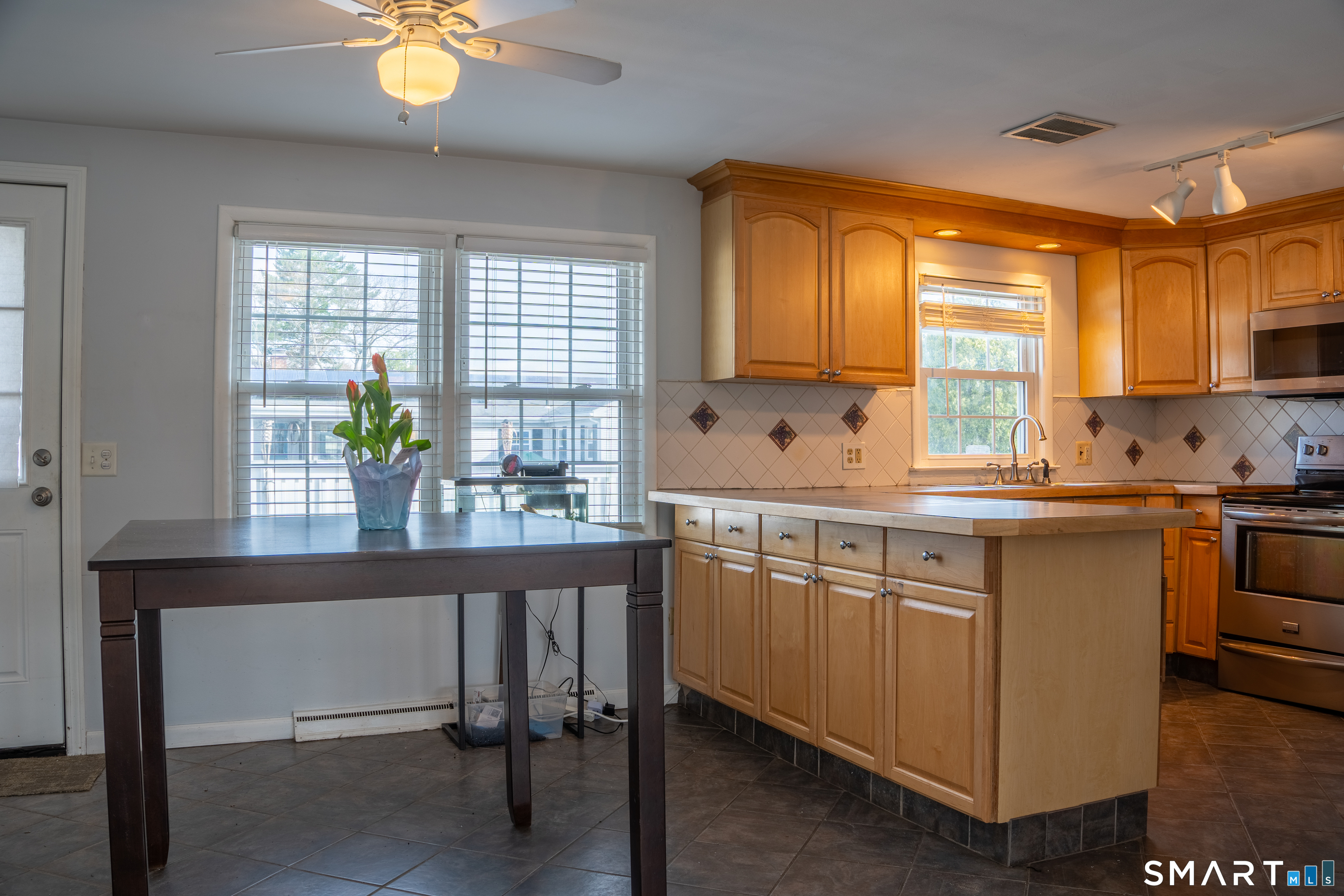 18 Leon Street Thompson, CT 06277 - Photo 6 of 17