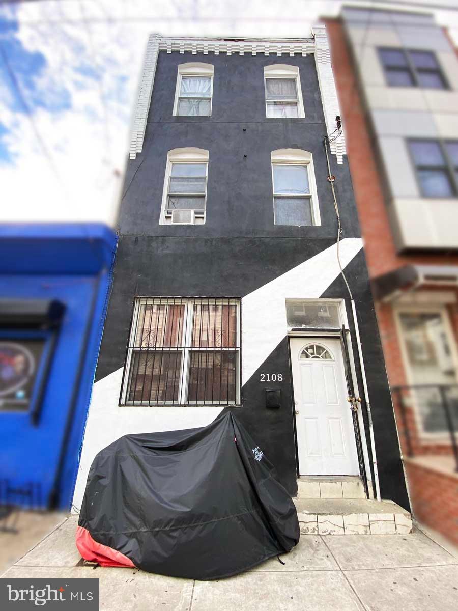 a view of a large brick building