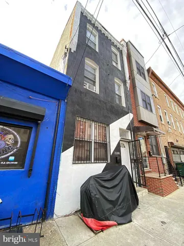 a view of entryway with a front door