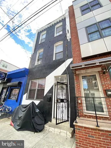 an empty room with window