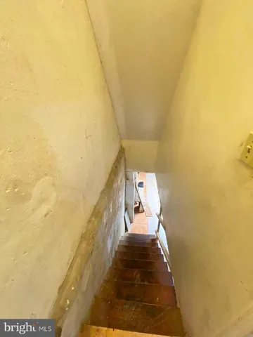 a view of an outdoor space and a building view