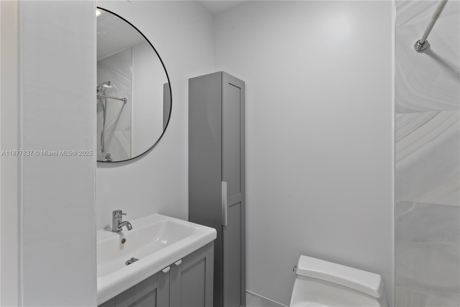 8600 Southwest 67th Avenue, Unit 937 Pinecrest, FL 33156 - Photo 10 of 24 a bathroom with a sink and a mirror
