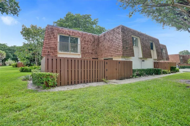 a view of a house with backyard and garden