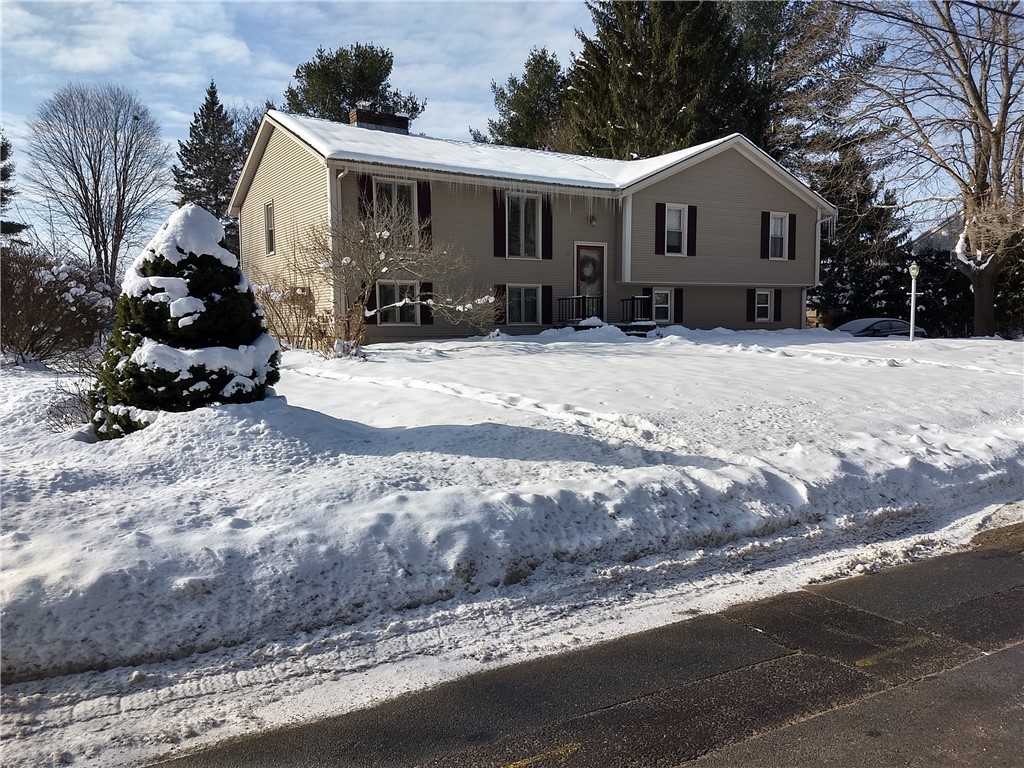 12 Swan Road Smithfield, RI 02917 - Photo 2 of 23