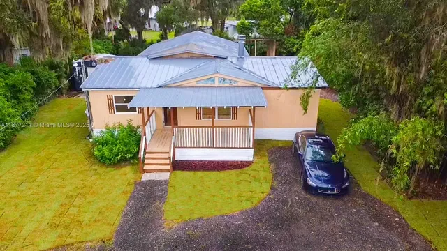 a view of a house with backyard and sitting area