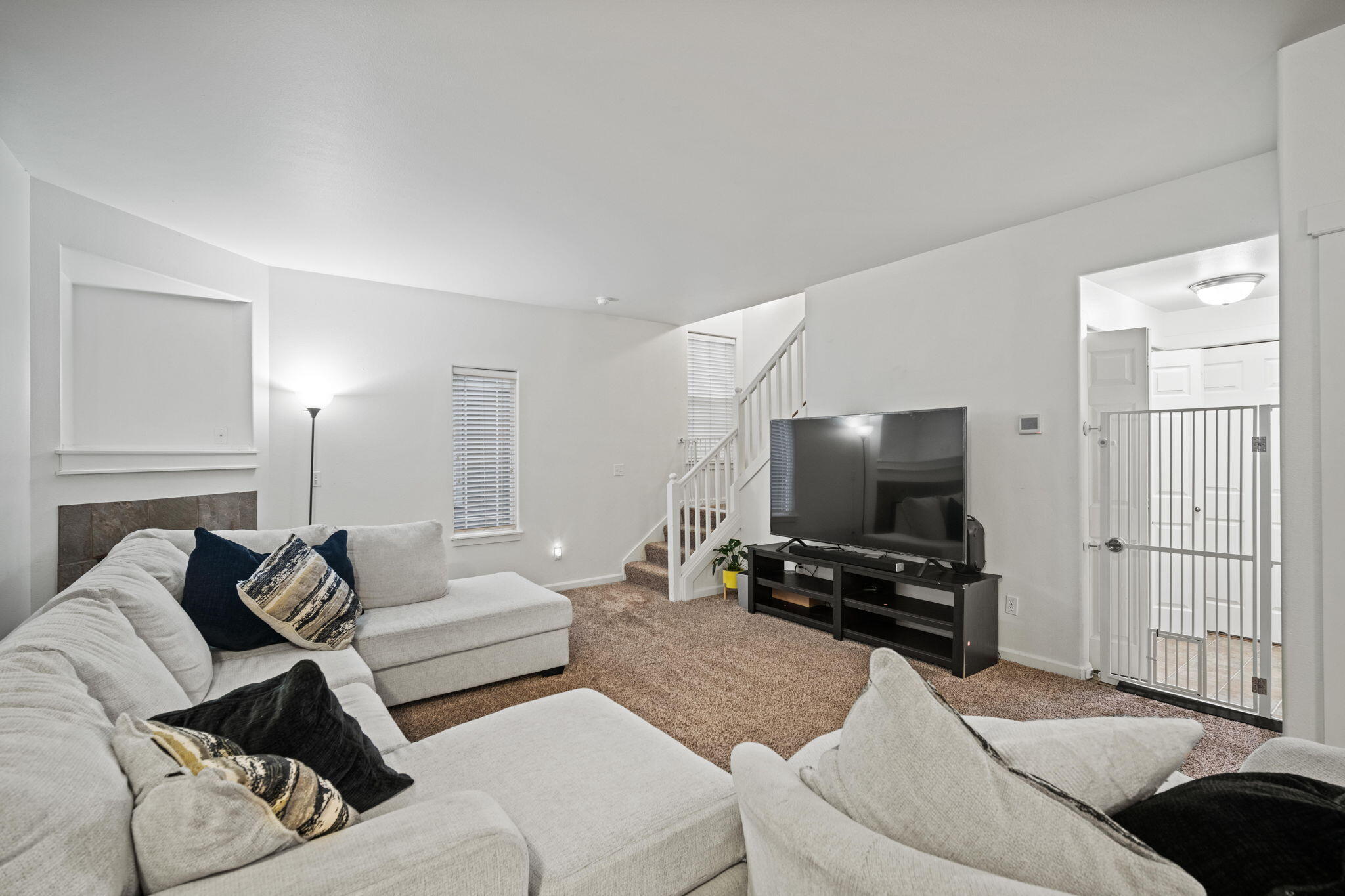62716 Larkview Road Bend, OR 97701 - Photo 3 of 33 Living Room