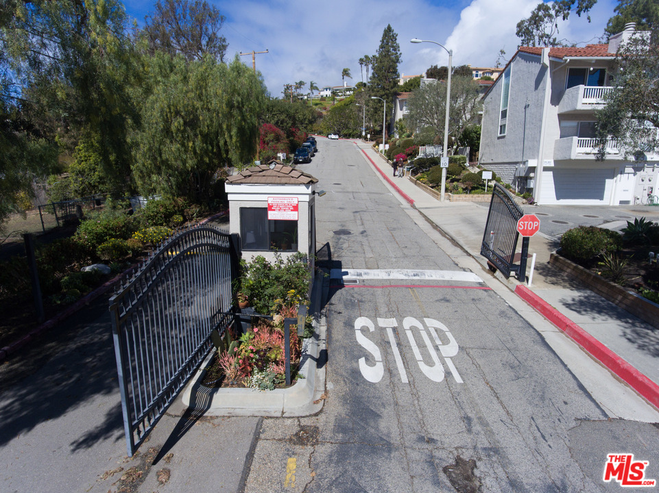 28362 Rey De Copas Lane Malibu, CA 90265 - Photo 21 of 30