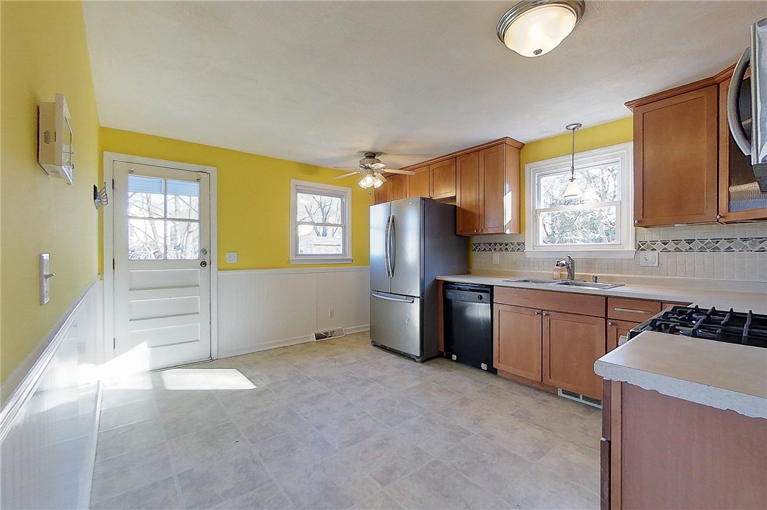 33 Ridgeway Drive Warren, RI 02885 - Photo 4 of 41 Gallery Image 4