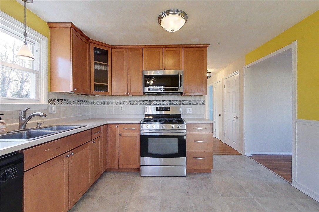 33 Ridgeway Drive Warren, RI 02885 - Photo 6 of 41 Gallery Image 6