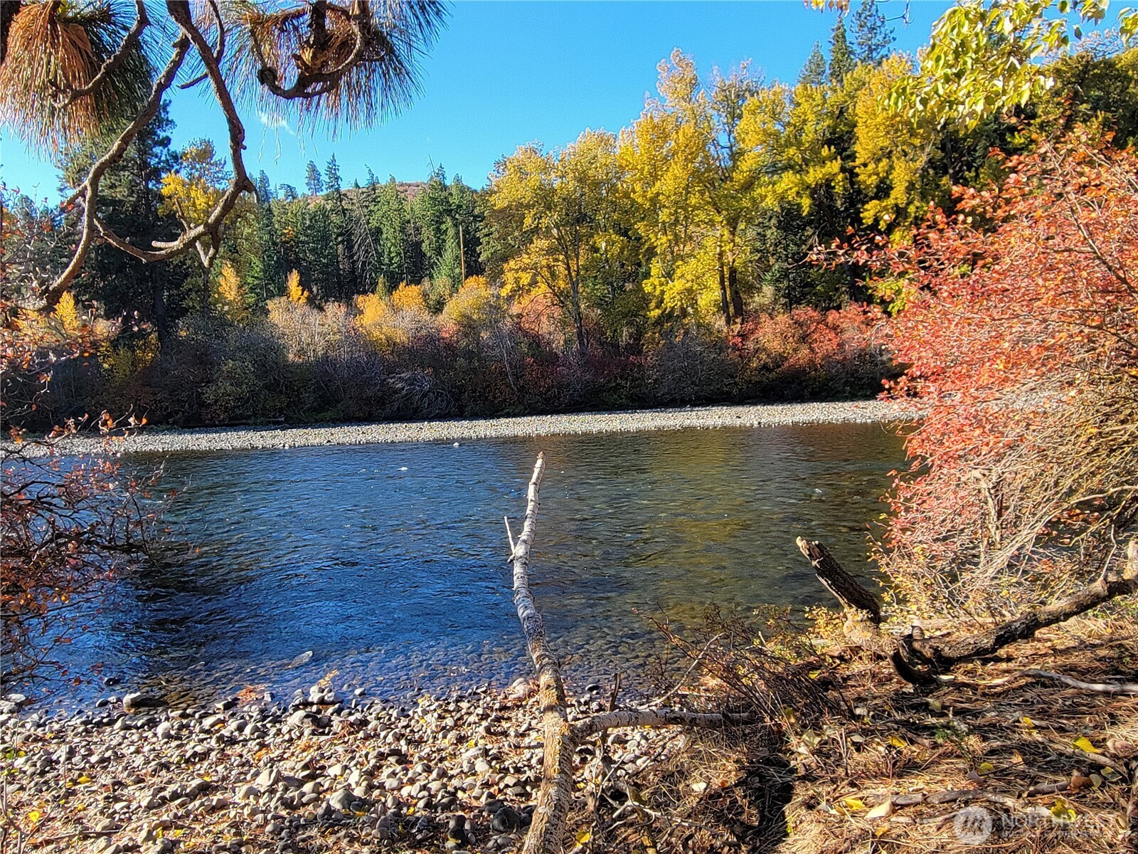 55 Highway 10 Cle Elum, WA 98922 - Photo 20 of 36 a view of a lake from a yard