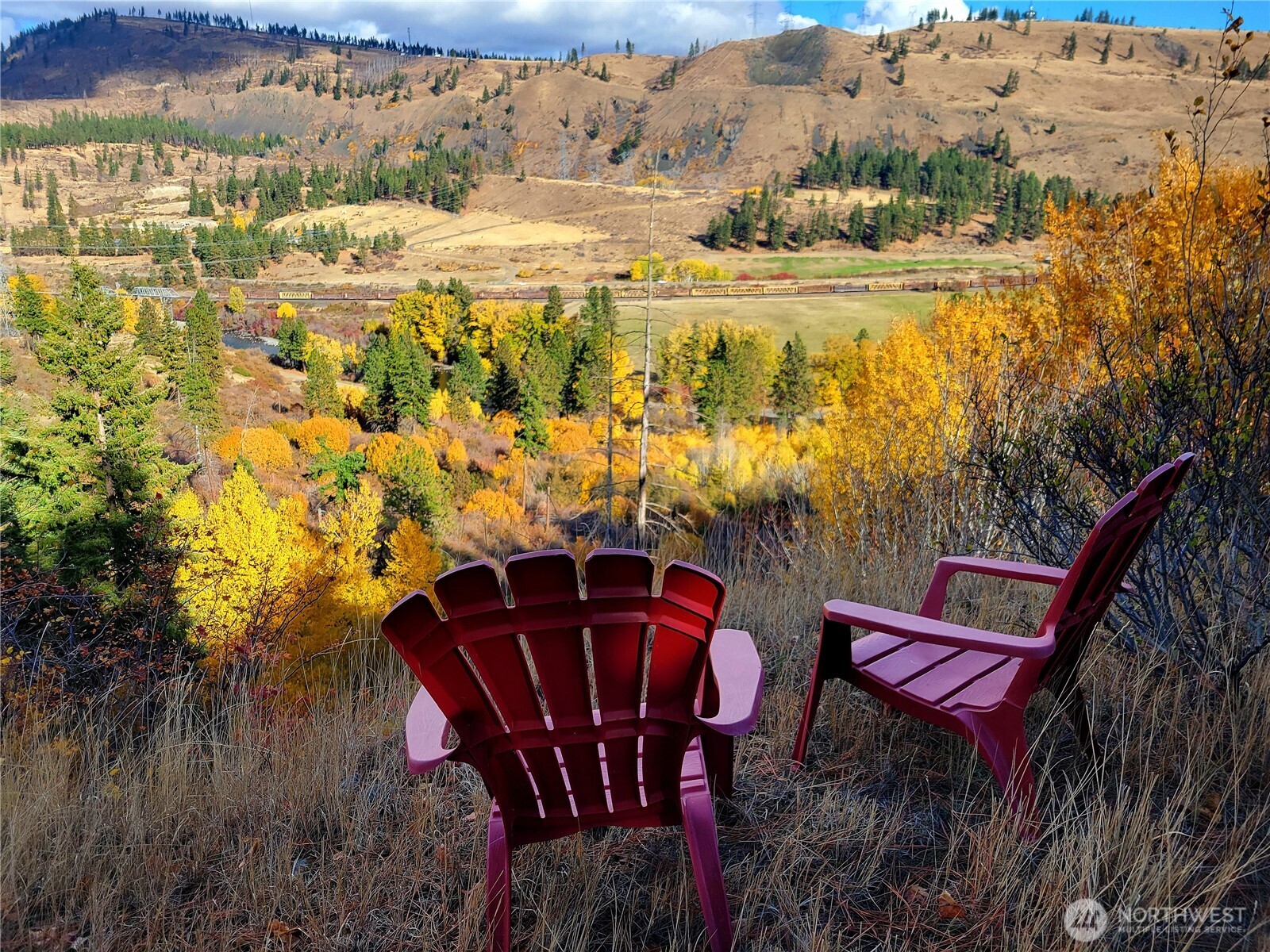 55 Highway 10 Cle Elum, WA 98922 - Photo 24 of 36 a view of a chairs and table in the terrace