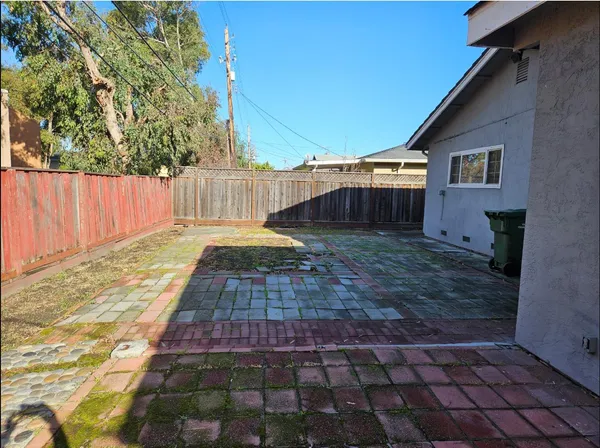 a view of backyard with pathway
