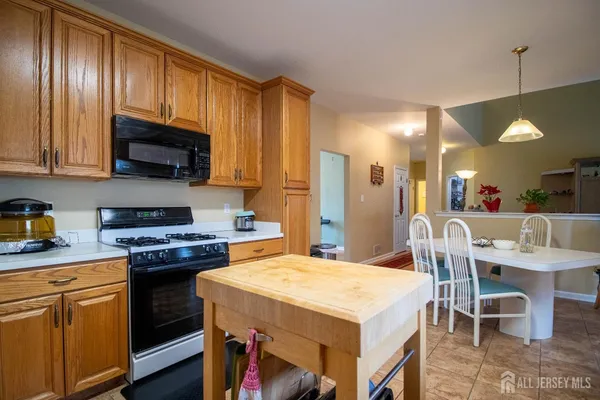 $950,000 | 10 Sequoia Drive, Dayton, NJ 08810