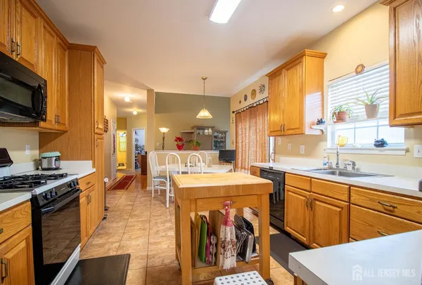 $950,000 | 10 Sequoia Drive, Dayton, NJ 08810