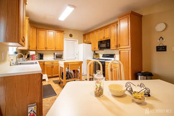 $950,000 | 10 Sequoia Drive, Dayton, NJ 08810