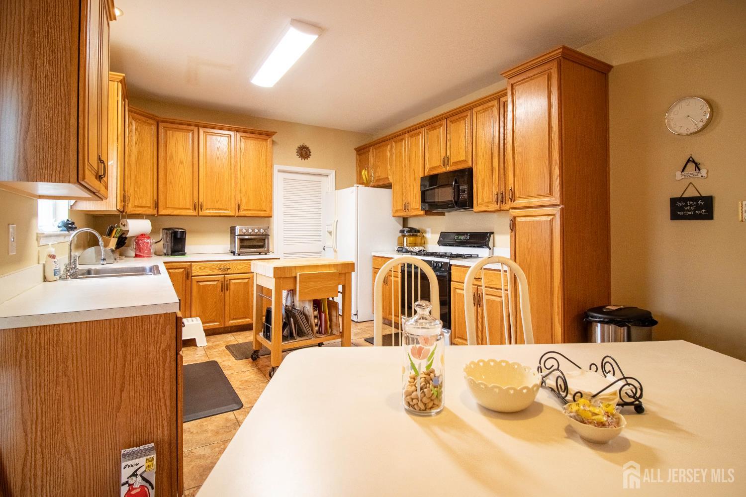 10 Sequoia Drive Dayton, NJ 08810 - Photo 9 of 35