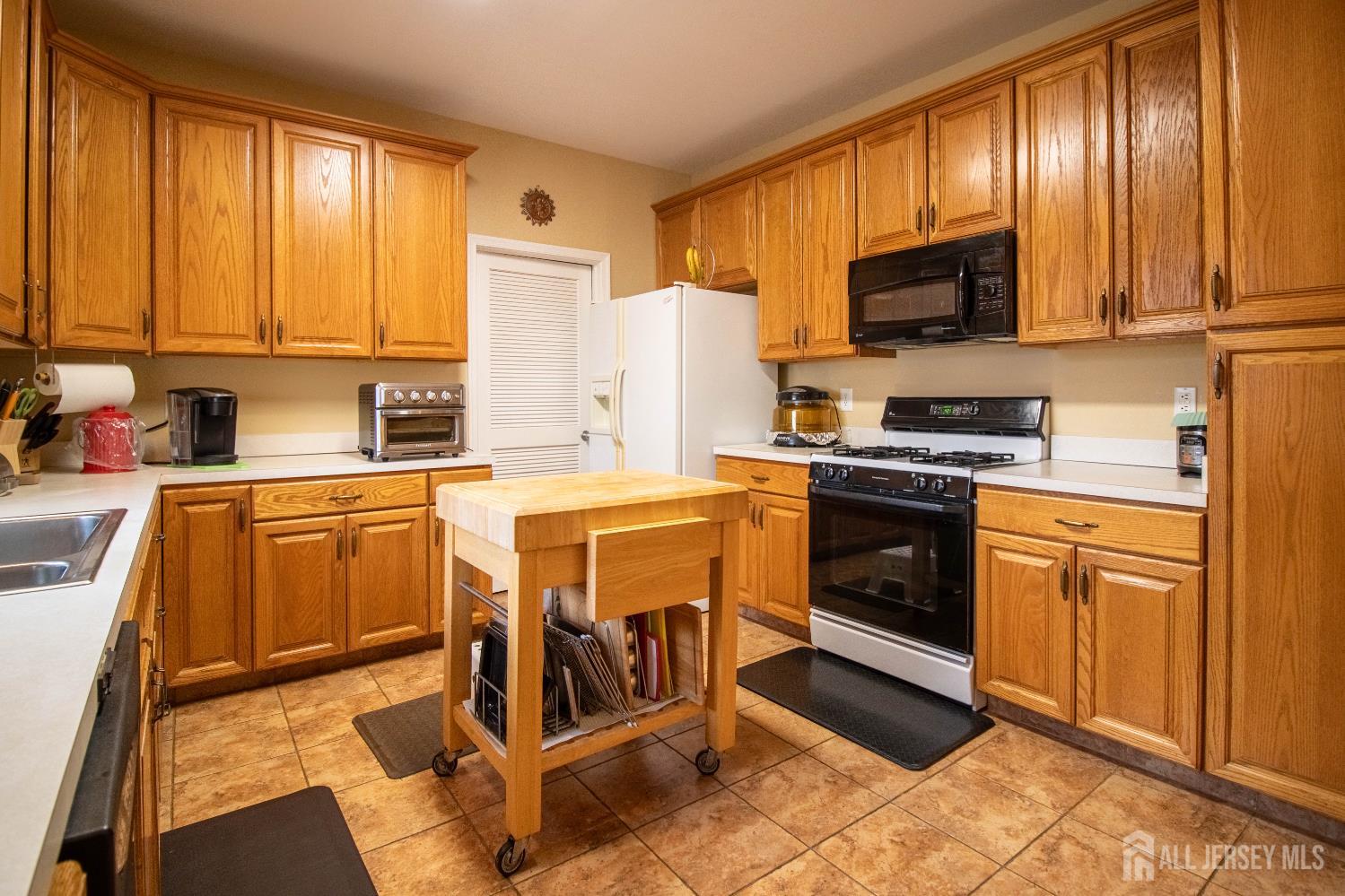 10 Sequoia Drive Dayton, NJ 08810 - Photo 10 of 35