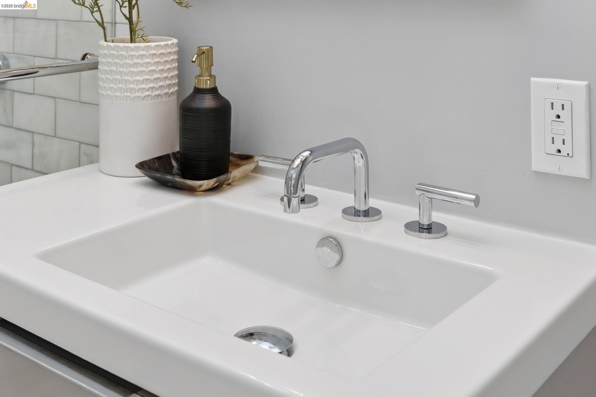 37 Kenyon Avenue Kensington, CA 94708 - Photo 29 of 60 a bathroom with a sink
