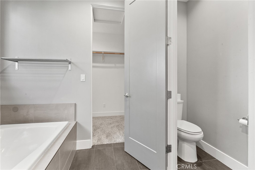 7080 Bella Vista Road Atascadero, CA 93422 - Photo 23 of 40 Primary bath with walk in closet. Toilet privacy door.