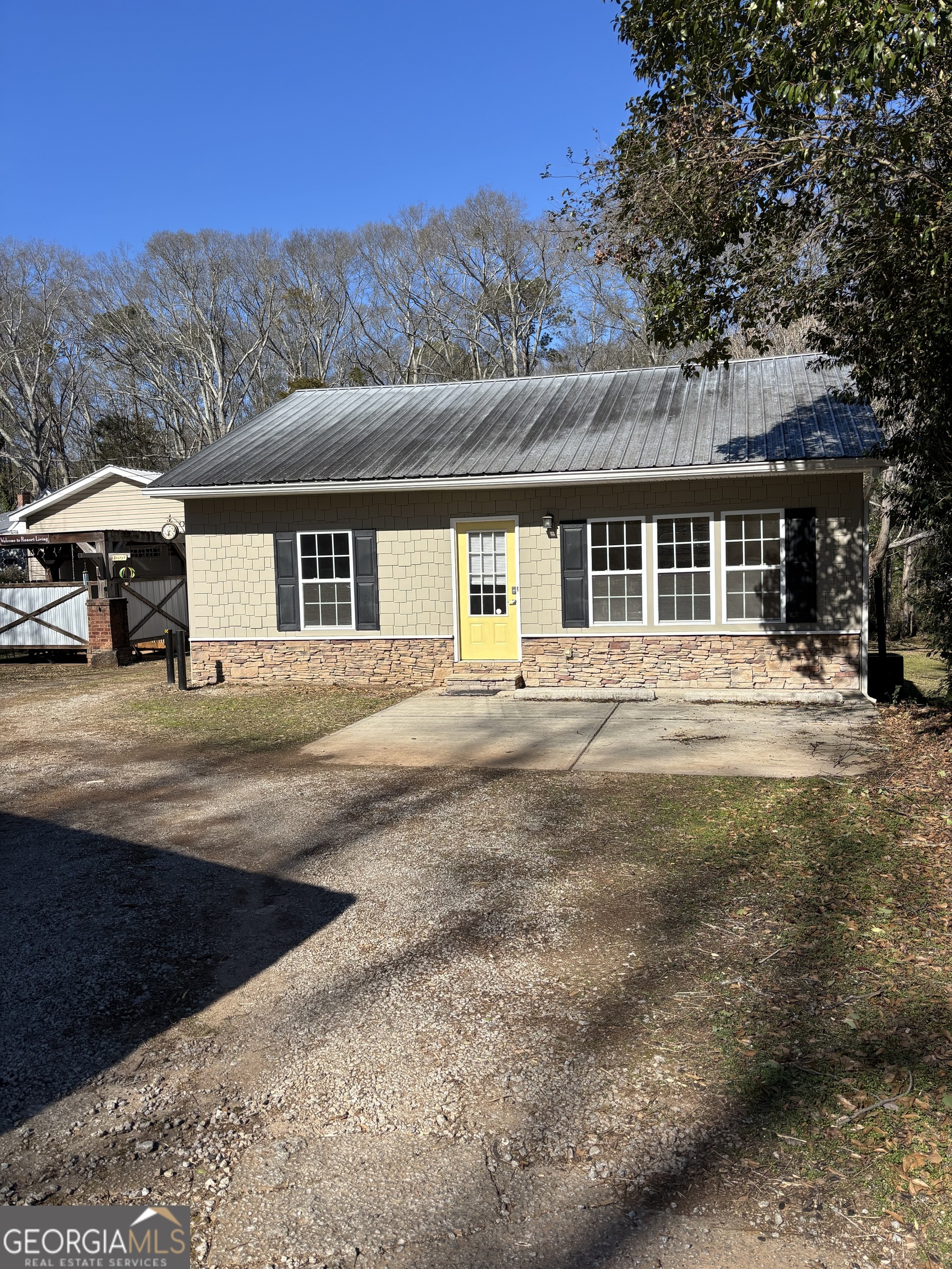 88 East Washington Street Newnan, GA 30263 - Photo 1 of 9 a front view of a house with a yard