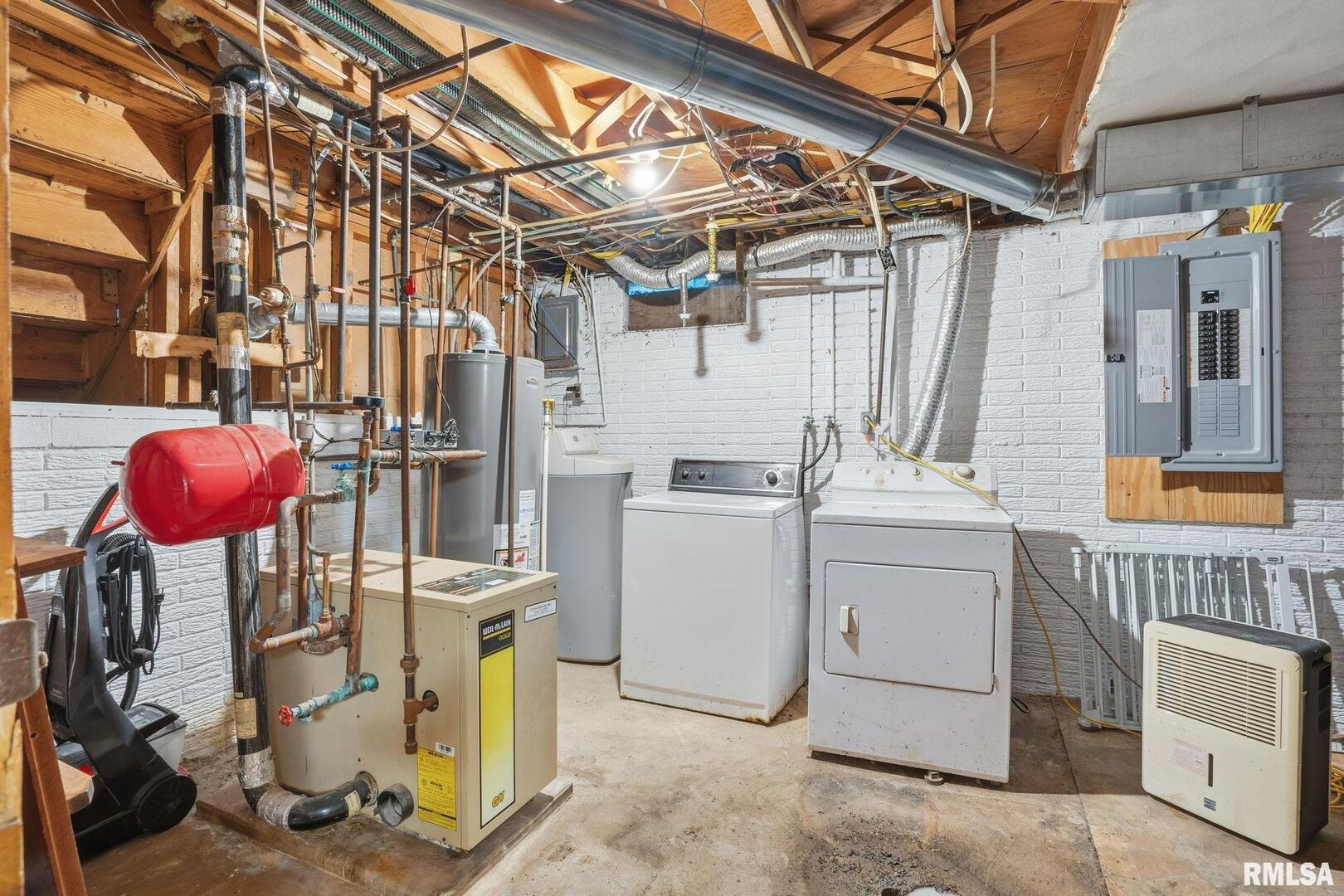 516 4th Street Buffalo, IA 52728 - Photo 22 of 26 a utility room with dryer and washer