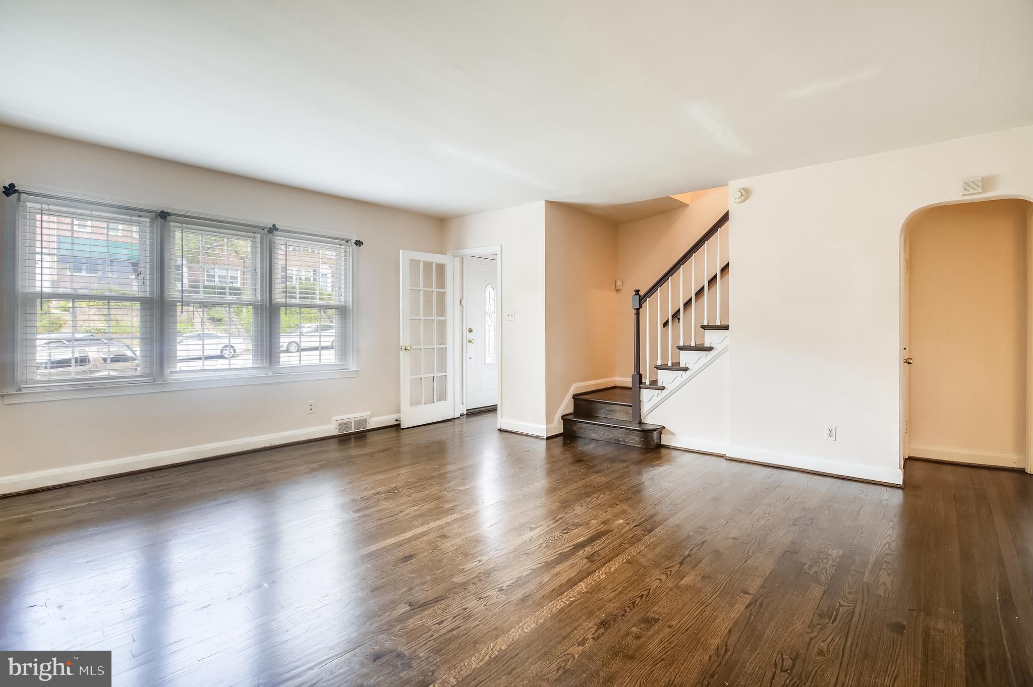 8125 Clyde Bank Road Towson, MD 21286 - Photo 4 of 38 Livingroom