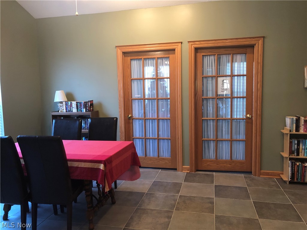 9151 Springfield Road, Unit 901 Youngstown, OH 44514 - Photo 17 of 18 Sitting room in clubhouse