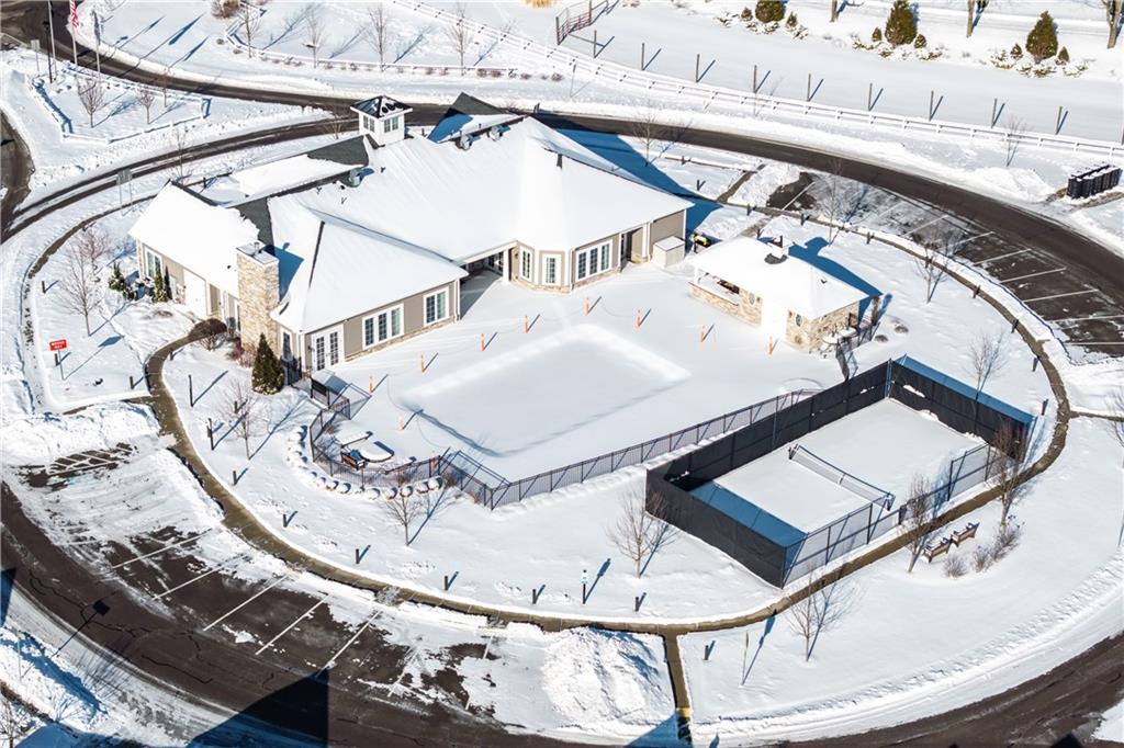 190 Washington Way Pittsburgh, PA 15237 - Photo 35 of 43 Clubhouse with pool and pickleball courts