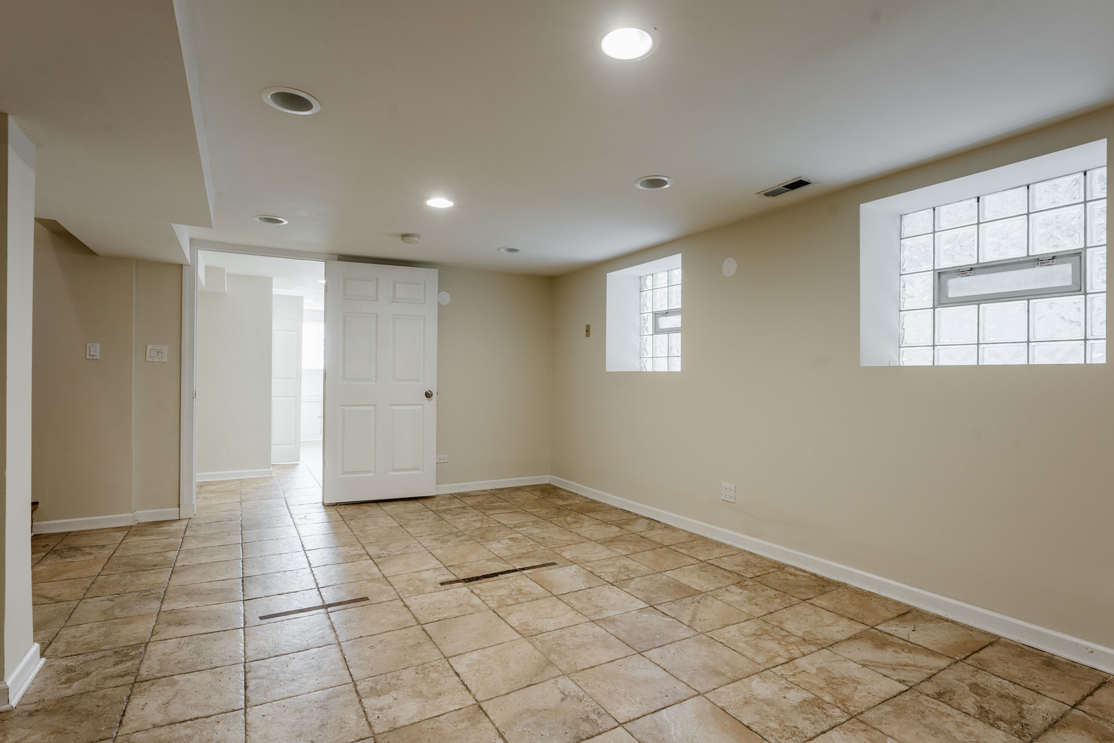 Undisclosed Address Chicago, IL 60614 - Photo 23 of 27 a view of an empty room and window