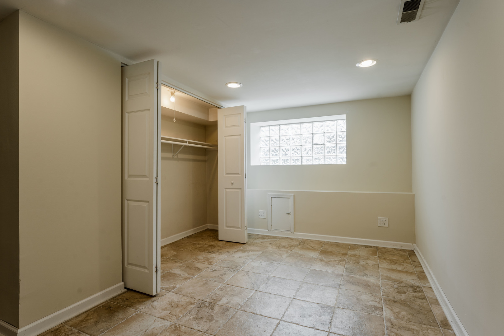 Undisclosed Address Chicago, IL 60614 - Photo 24 of 27 a view of an empty room with a window