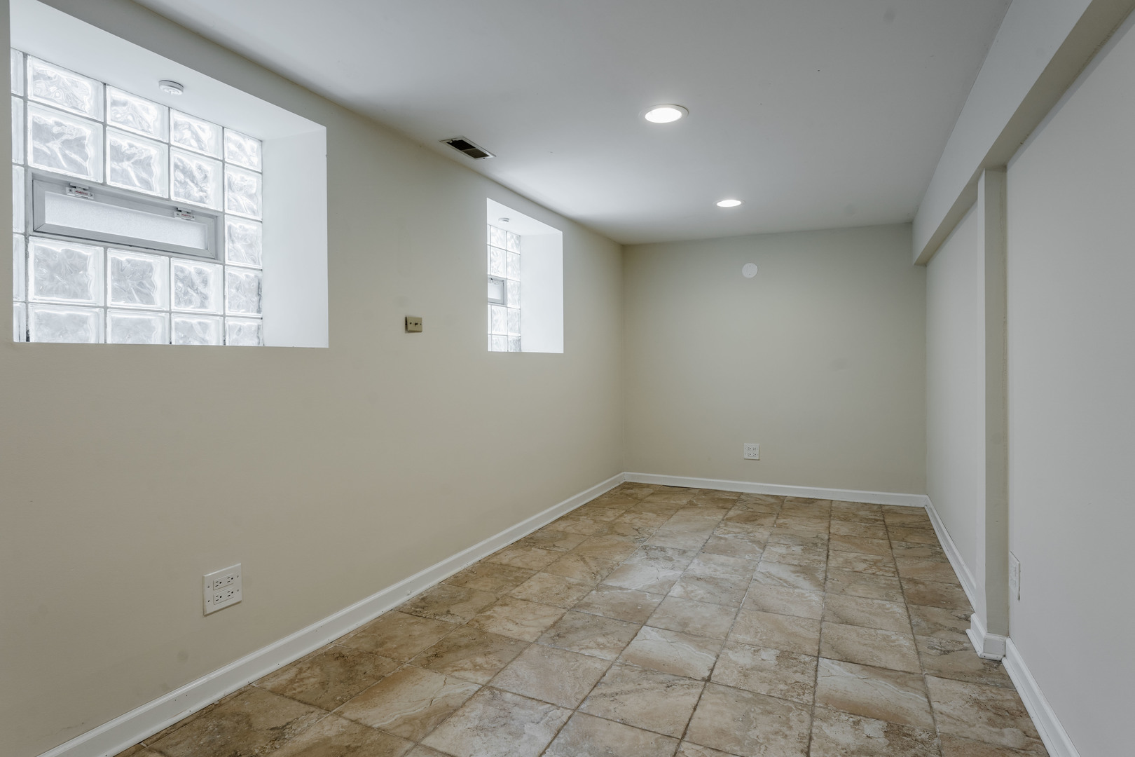 Undisclosed Address Chicago, IL 60614 - Photo 25 of 27 an empty room with windows