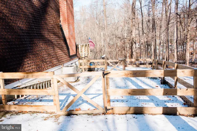 a view of residential houses with outdoor space