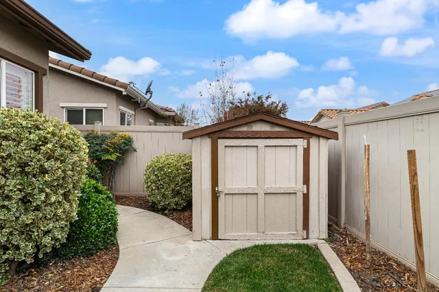 a view of a water fountain in the middle of a garden