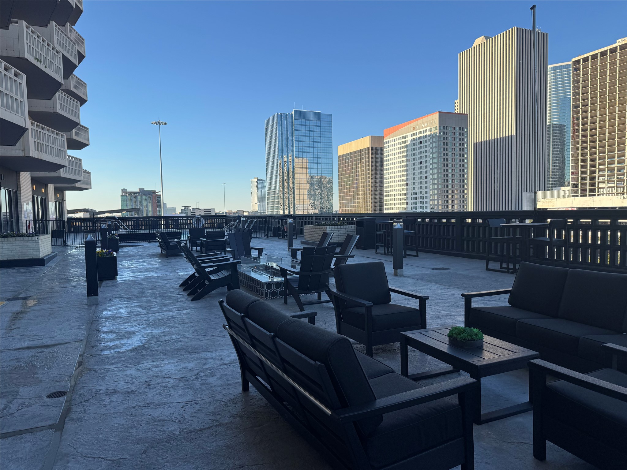 2016 Main, Unit 809 Houston, TX 77002 - Photo 8 of 19 6th Floor Deck