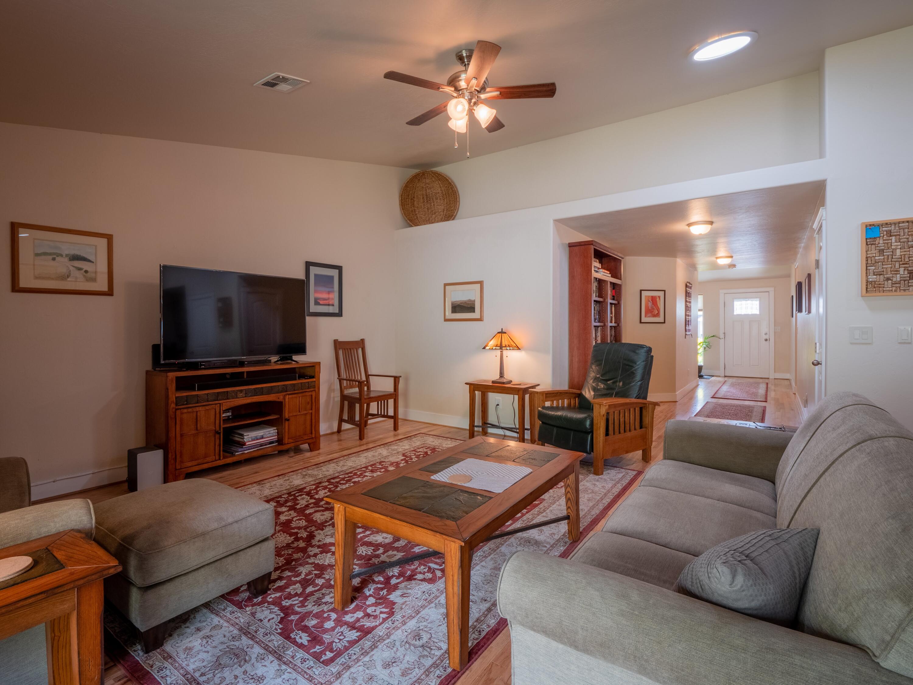 1561 Inverness Drive Medford, OR 97504 - Photo 7 of 33 Living 2